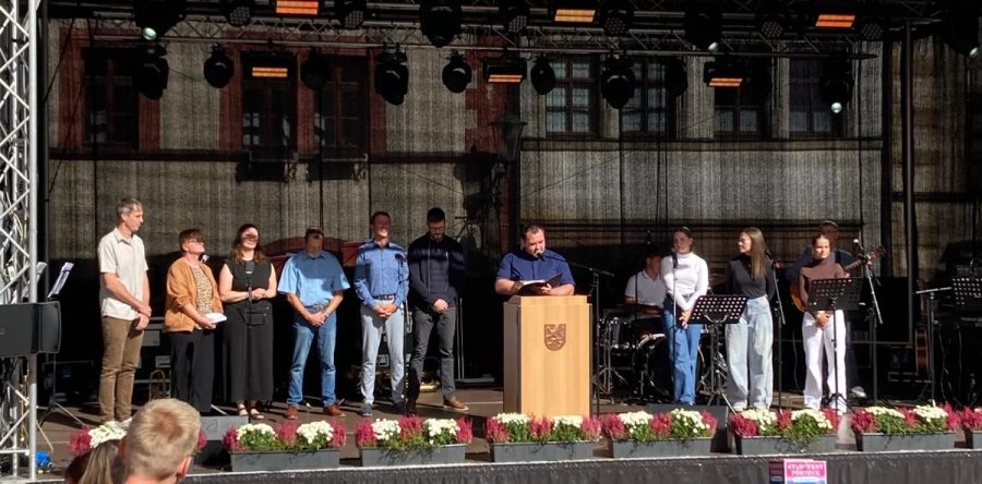 Ein Gottesdienst mitten im Stadtfest